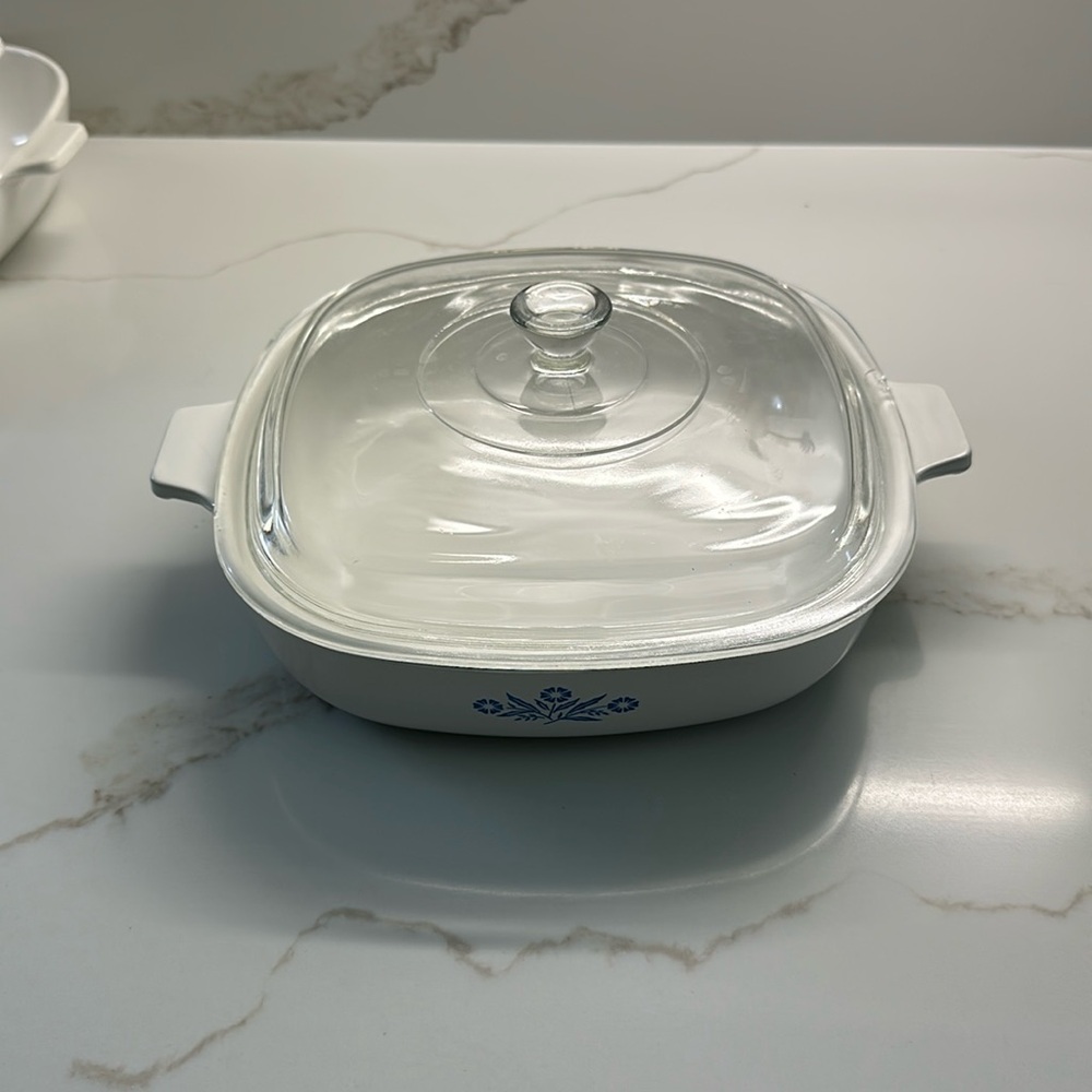 Corning Ware 8 In baking dish with lid